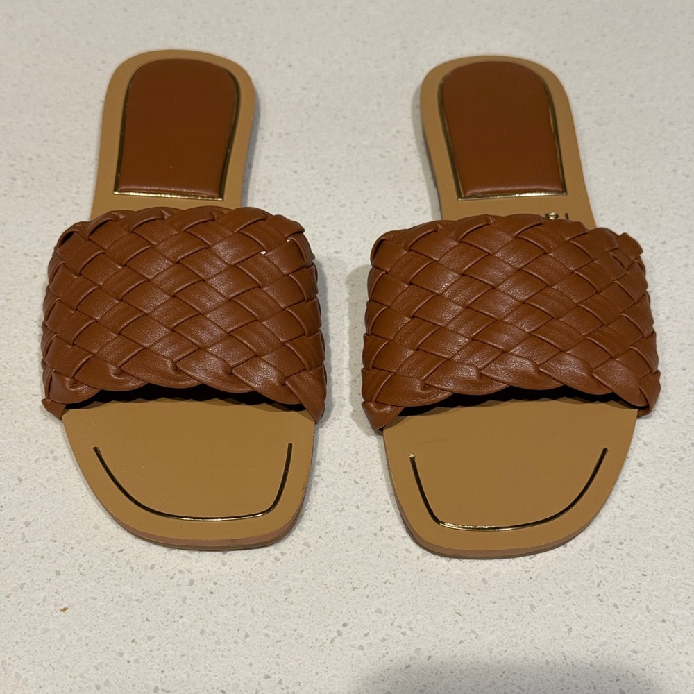 Tahari Tan/Brown Woven Slide Sandals women size 8 (NWOT)